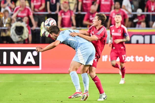 ST. LOUIS, MO - JULY 16: Daniel Edelman (24) of the St. Louis CITY SC uses a high kick to deflect the ball away from Lasse Berg Johnsen (4) of the Sporting Kansas City during the MLS, Fussball Herren, USA regular season match where St. Louis CITY SC hosted Sporting Kansas City on Thursday July 16th, 2026, at Energizer Park in St. Louis City, MO. (Photo by Rick Ulreich Icon Sportswire) SOCCER: JUL 16 MLS St. Louis CITY SC vs Sporting Kansas City EDITORIAL USE ONLY Icon26071617