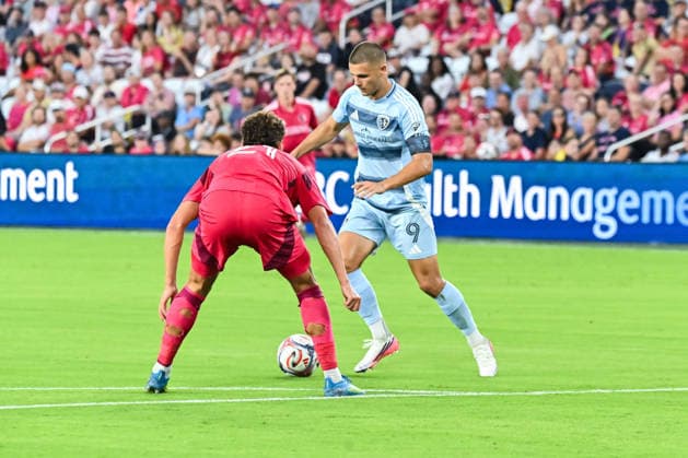 ST. LOUIS, MO - JULY 16: Dejan Joveljic (9) of the Sporting Kansas City goes against the defense of Dante Polvara (21) of the St. Louis CITY SC during the MLS, Fussball Herren, USA regular season match where St. Louis CITY SC hosted Sporting Kansas City on Thursday July 16th, 2026, at Energizer Park in St. Louis City, MO. (Photo by Rick Ulreich Icon Sportswire) SOCCER: JUL 16 MLS St. Louis CITY SC vs Sporting Kansas City EDITORIAL USE ONLY Icon26071618