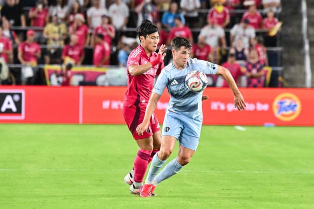 ST. LOUIS, MO - JULY 16: Lasse Berg Johnsen (4) of the Sporting Kansas City keeps the ball away from Jeong Sang-bin (77) of the St. Louis CITY SC during the MLS, Fussball Herren, USA regular season match where St. Louis CITY SC hosted Sporting Kansas City on Thursday July 16th, 2026, at Energizer Park in St. Louis City, MO. (Photo by Rick Ulreich Icon Sportswire) SOCCER: JUL 16 MLS St. Louis CITY SC vs Sporting Kansas City EDITORIAL USE ONLY Icon26071620