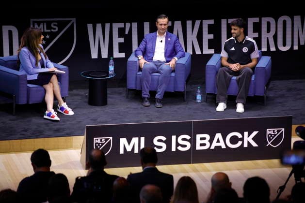 MLS, Fussball Herren, USA US-NY Tina Cervasio, sports anchor for FOX 5 NYC (left), Brand Sims, CEO of New York City FC (center), and NYCFC defender Kevin O Toole (right), during their appearance at the MLS marketing campaign on Thursday, July 16, 2026, in Manhattan, New York. MLS launched a post-World Cup marketing campaign this week: Thank you, world; we ll take it from here. NEW YORK United States  Copyright: xDeccioxSerranox originalFilename:serrano-notitle260716_npQDr.jpg