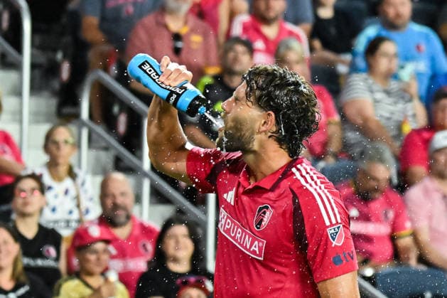 ST. LOUIS, MO - JULY 16: Eduard Lowen (10) of the St. Louis CITY SC gets a drink of water after spraying it all over his head during a quick stoppage in time during the MLS, Fussball Herren, USA regular season match where St. Louis CITY SC hosted Sporting Kansas City on Thursday July 16th, 2026, at Energizer Park in St. Louis City, MO. (Photo by Rick Ulreich Icon Sportswire) SOCCER: JUL 16 MLS St. Louis CITY SC vs Sporting Kansas City EDITORIAL USE ONLY Icon26071626