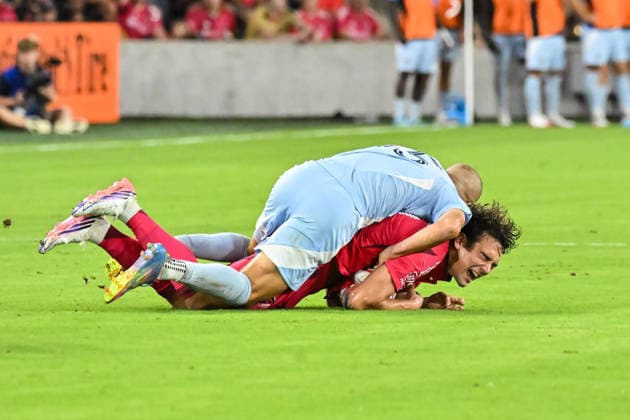 ST. LOUIS, MO - JULY 16: Simon Becher (11) of the St. Louis CITY SC grimaces in paid after Or Blorian (5) of the Sporting Kansas City falls on him drawing a foul during the MLS, Fussball Herren, USA regular season match where St. Louis CITY SC hosted Sporting Kansas City on Thursday July 16th, 2026, at Energizer Park in St. Louis City, MO. (Photo by Rick Ulreich Icon Sportswire) SOCCER: JUL 16 MLS St. Louis CITY SC vs Sporting Kansas City EDITORIAL USE ONLY Icon26071628