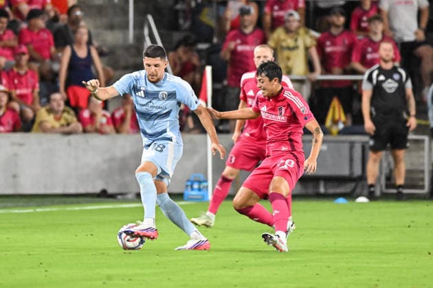 ST. LOUIS, MO - JULY 16: Emir Karic (18) of the Sporting Kansas City controls the ball keeping it away form Miguel Perez (28) of the St. Louis CITY SC during the MLS, Fussball Herren, USA regular season match where St. Louis CITY SC hosted Sporting Kansas City on Thursday July 16th, 2026, at Energizer Park in St. Louis City, MO. (Photo by Rick Ulreich Icon Sportswire) SOCCER: JUL 16 MLS St. Louis CITY SC vs Sporting Kansas City EDITORIAL USE ONLY Icon26071632