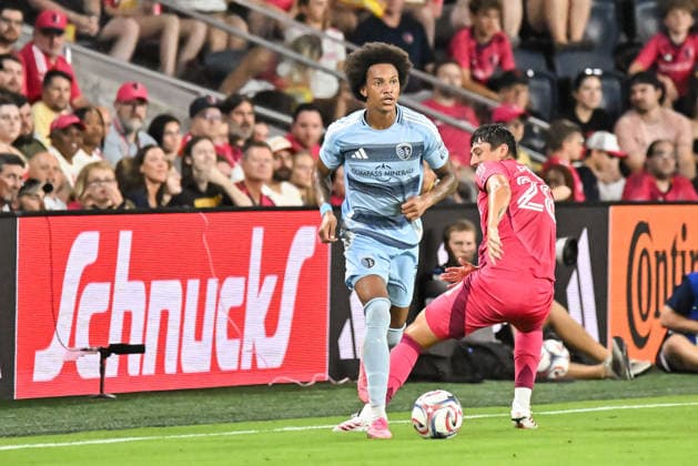 ST. LOUIS, MO - JULY 16: Ian James (2) of the Sporting Kansas City kicks the ball past the defense of Miguel Perez (28) of the St. Louis CITY SC during the MLS, Fussball Herren, USA regular season match where St. Louis CITY SC hosted Sporting Kansas City on Thursday July 16th, 2026, at Energizer Park in St. Louis City, MO. (Photo by Rick Ulreich Icon Sportswire) SOCCER: JUL 16 MLS St. Louis CITY SC vs Sporting Kansas City EDITORIAL USE ONLY Icon26071633
