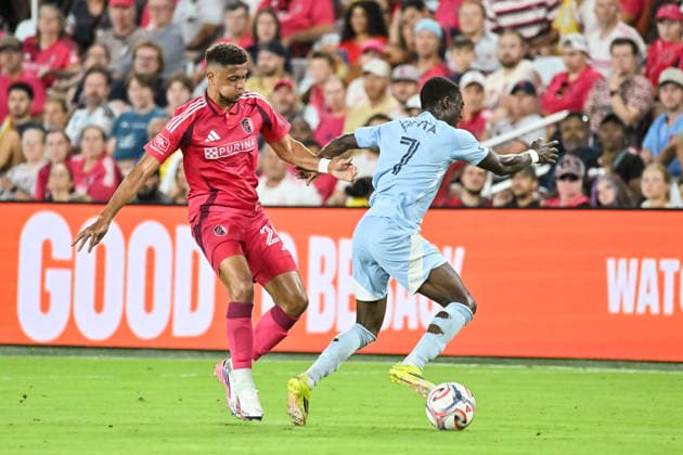 ST. LOUIS, MO - JULY 16: Rafael Santos (20) of the St. Louis CITY SC slides the ball past the defense of Capita Capemba (7) of the Sporting Kansas City during the MLS, Fussball Herren, USA regular season match where St. Louis CITY SC hosted Sporting Kansas City on Thursday July 16th, 2026, at Energizer Park in St. Louis City, MO. (Photo by Rick Ulreich Icon Sportswire) SOCCER: JUL 16 MLS St. Louis CITY SC vs Sporting Kansas City EDITORIAL USE ONLY Icon26071635