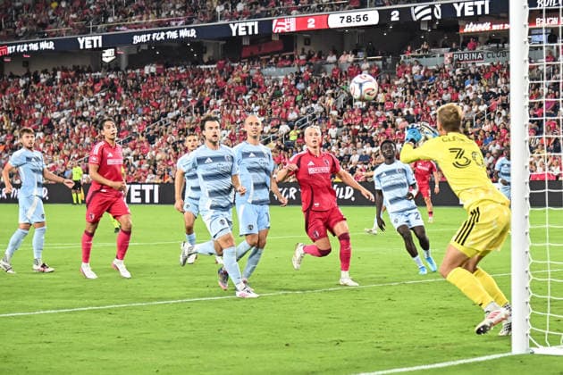 ST. LOUIS, MO - JULY 16: Players on both teams watch as Stefan Cleveland (30) of the Sporting Kansas City gets ready to grab the crossed ball during the MLS, Fussball Herren, USA regular season match where St. Louis CITY SC hosted Sporting Kansas City on Thursday July 16th, 2026, at Energizer Park in St. Louis City, MO. (Photo by Rick Ulreich Icon Sportswire) SOCCER: JUL 16 MLS St. Louis CITY SC vs Sporting Kansas City EDITORIAL USE ONLY Icon26071636