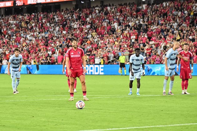 ST. LOUIS, MO - JULY 16: Eduard Lowen (10) of the St. Louis CITY SC gets set to take a penalty kick late in the second half during the MLS, Fussball Herren, USA regular season match where St. Louis CITY SC hosted Sporting Kansas City on Thursday July 16th, 2026, at Energizer Park in St. Louis City, MO. (Photo by Rick Ulreich Icon Sportswire) SOCCER: JUL 16 MLS St. Louis CITY SC vs Sporting Kansas City EDITORIAL USE ONLY Icon26071637