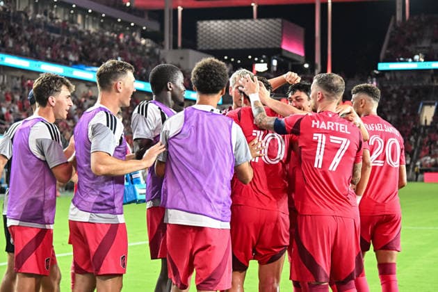 ST. LOUIS, MO - JULY 16: Teammates congratulate Eduard Lowen (10) of the St. Louis CITY SC on his penalty shot goal during the MLS, Fussball Herren, USA regular season match where St. Louis CITY SC hosted Sporting Kansas City on Thursday July 16th, 2026, at Energizer Park in St. Louis City, MO. (Photo by Rick Ulreich Icon Sportswire) SOCCER: JUL 16 MLS St. Louis CITY SC vs Sporting Kansas City EDITORIAL USE ONLY Icon26071640