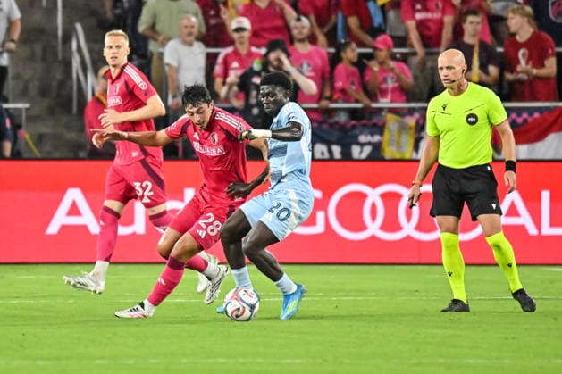 ST. LOUIS, MO - JULY 16: Miguel Perez (28) of the St. Louis CITY SC battles with Kwaku Agyabeng (20) of the Sporting Kansas City for control of the ball during the MLS, Fussball Herren, USA regular season match where St. Louis CITY SC hosted Sporting Kansas City on Thursday July 16th, 2026, at Energizer Park in St. Louis City, MO. (Photo by Rick Ulreich Icon Sportswire) SOCCER: JUL 16 MLS St. Louis CITY SC vs Sporting Kansas City EDITORIAL USE ONLY Icon26071642