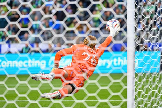 July 16, 2026: Seattle Sounders Goalkeeper Andrew Thomas (26) stretches to get a late first half save against a Portland free kick during the MLS, Fussball Herren, USA match between Seattle Sounders FC and Portland Timbers FC in Seattle, WA. CSM MLS Soccer 2026: JUL 16 Seattle Sounders FC Vs Portland Timbers FC  - ZUMAc04_ 20260716_zma_c04_136 Copyright: xStevexFaberx