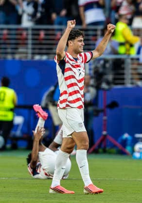 World Cup 2026: USA Vs Bosnia JUL 01 July 01 2026 United States of America midfielder Giovanni Reyna (7)reacts to the fans after a win after the FIFA World Cup, WM, Weltmeisterschaft, Fussball game between USA and Bosnia Herzegovina. Thurman James CSM (Credit Image: Â Thurman James Cal Media) Santa Clara Ca USA EDITORIAL USE ONLY Copyright: xx ZUMA-20260701_zma_c04_190.jpg ThurmanxJamesx csmphotothree502299