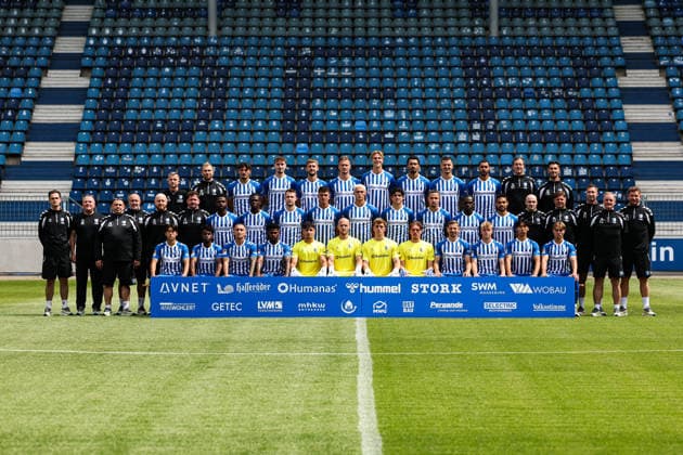 1. FC Magdeburg - 2. Fussball Bundesliga Porträttermin 2. BL 2026 2027 offizieller Fototermin Mannschaftsfoto 1. FC Magdeburg in der Avnet Arena in Magdeburg. - Hintere Reihe von links Mannschaftsarzt Oliver Poranzke, Spielanalyst Kevin Waliczek, Eldin Dzogovic, Tony Reitz, Torben Müssel, Alexander Ahl Holmström, Luka Hyryläinen, Emmanuel Iyoha, Mateusz Zukowski, Tarek Chahed, Torwart-Trainer Matthias Tischer, Athletiktrainer Felix Binsker, Mittlere Reihe von links Teammanager Charles Marcus, Mannschaftsarzt Dr. Patrick Klein, Zeugwart Heiko Horner, Physiotherapeut Pascal Schell, Physiotherapeut Thorben Emke, Physiotherapeut Matthias Meinel, Daniel Heber, Pierre Nadjombe, Paul Jaeckel, Tobias Müller, Kevin Manthey, Anselmo Garcia Mac Nulty, Falko Michel, Richmond Tachie, Herbert Bockhorn, Co-Trainer Silvio Bankert, Co-Trainer Erwin Bradasch, Trainer Pascal Ibold, Trainer Petrik Sander, Sportdirektor Peer Jaekel, Vordere Reihe von links Doyoung Yoon, Lubambo Musonda, Baris Atik, Moritz Broni Kwarteng, Torwart Robert Kampa, Torwart Dominik Reimann, Torwart Noah Kruth, Torwart Tjark Möbius, Alexander Nollenberger, Leon Mergner, Chunghyun Lee, Magnus Baars - Deutschland, Fussball, Football, Men, GER, Maenner, GER, 16.07.2026 *** 1 FC Magdeburg 2 Bundesliga Soccer Profile Session 2 BL 2026–2027 Official Photo Session Team Photo of 1 FC Magdeburg at the Avnet Arena in Magdeburg Back row, from left: Team Doctor Oliver Poranzke, Game Analyst Kevin Waliczek, Eldin Dzogovic, Tony Reitz, Torben Müssel, Alexander Ahl Holmström, Luka Hyryläinen, Emmanuel Iyoha, Mateusz Zukowski, Tarek Chahed, goalkeeper coach Matthias Tischer, strength and conditioning coach Felix Binsker; middle row, from left: team manager Charles Marcus, team doctor Dr. Patrick Klein, equipment manager Heiko Horner, physical therapist Pascal Schell, physical therapist Thorben Emke, physical therapist Matthias Meinel, Daniel Heber, Pierre Nadjombe, Paul Jaeckel, Tobias Müller, Kevin Manthey, Anselmo Garcia Mac Nulty, Falko Michel, Richmond Tachie, Herbert Bockhorn, Assistant Coach Silvio Bankert, Assistant Coach Erwin Bradasch, Coach Pascal Ibold, Coach Petrik Sander, Sports Director Peer Jaekel; front row, from left: Doyoung Yoon, Lubambo Musonda, Baris Atik, Moritz Broni Kwarteng, Goalkeeper Robert Kampa, Goalkeeper Dominik Reimann, Goalkeeper Noah Kruth, Goalkeeper Tjark Möbius, Alexander Nollenberger, Leon Mergner, Chunghyun Lee, Magnus Baars Germany, Soccer, Football, Men, GER, Men, GER, July 16, 2026 Christian Schroedter
