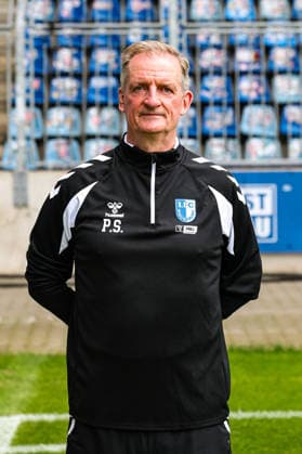 Trainer Petrik Sander, 1. FC Magdeburg - 2. Fussball Bundesliga Porträttermin 2. BL 2026 2027 offizieller Fototermin 1. FC Magdeburg in der Avnet Arena in Magdeburg - Porträt, Portrait, Einzelbild, Deutschland, Fussball, Maenner, GER, 16.07.2026 *** Coach Petrik Sander, 1. FC Magdeburg, 2. Bundesliga, portrait session, 2026–2027 season, official photo shoot, 1. FC Magdeburg at the Avnet Arena in Magdeburg, portrait, individual photo, Germany, soccer, Men, GER, July 16, 2026 Christian Schroedter