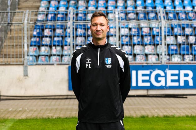 Trainer Pascal Ibold, 1. FC Magdeburg - 2. Fussball Bundesliga Porträttermin 2. BL 2026 2027 offizieller Fototermin 1. FC Magdeburg in der Avnet Arena in Magdeburg - Porträt, Portrait, Einzelbild, Deutschland, Fussball, Maenner, GER, 16.07.2026 *** Coach Pascal Ibold, 1. FC Magdeburg, 2. Bundesliga, portrait session, 2026–2027 season, official photo shoot, 1. FC Magdeburg at the Avnet Arena in Magdeburg, portrait, individual photo, Germany, soccer, Men, GER, July 16, 2026 Christian Schroedter