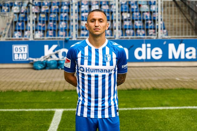 Baris Atik, 1. FC Magdeburg - 2. Fussball Bundesliga Porträttermin 2. BL 2026 2027 offizieller Fototermin 1. FC Magdeburg in der Avnet Arena in Magdeburg - Porträt, Portrait, Einzelbild, Deutschland, Fussball, Maenner, GER, 16.07.2026 *** Baris Atik, 1. FC Magdeburg, 2. Bundesliga, portrait session, 2026–2027 season, official photo shoot, 1. FC Magdeburg at the Avnet Arena in Magdeburg, portrait, individual photo, Germany, soccer, Men, GER, July 16, 2026 Christian Schroedter
