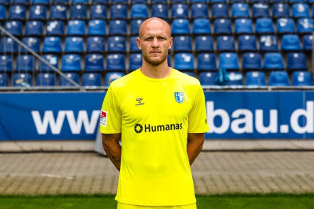 Torwart Dominik Reimann, 1. FC Magdeburg - 2. Fussball Bundesliga Porträttermin 2. BL 2026 2027 offizieller Fototermin 1. FC Magdeburg in der Avnet Arena in Magdeburg - Porträt, Portrait, Einzelbild, Deutschland, Fussball, Maenner, GER, 16.07.2026 *** Goalkeeper Dominik Reimann, 1. FC Magdeburg, 2. Bundesliga, portrait session, 2026–2027 season, official photo shoot for 1. FC Magdeburg at the Avnet Arena in Magdeburg; portrait, individual photo, Germany, soccer, Men, GER, July 16, 2026 Christian Schroedter