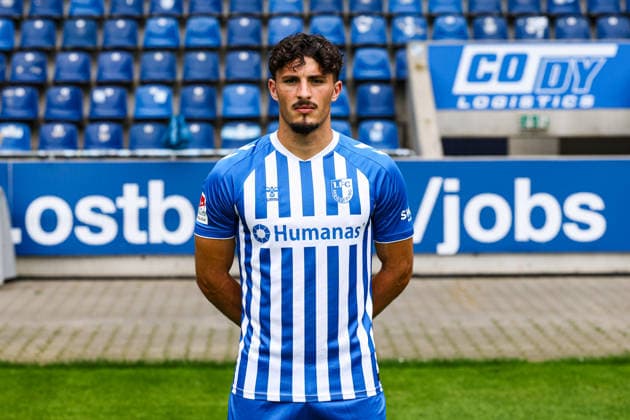 Eldin Dzogovic, 1. FC Magdeburg - 2. Fussball Bundesliga Porträttermin 2. BL 2026 2027 offizieller Fototermin 1. FC Magdeburg in der Avnet Arena in Magdeburg - Porträt, Portrait, Einzelbild, Deutschland, Fussball, Maenner, GER, 16.07.2026 *** Eldin Dzogovic, 1. FC Magdeburg, 2. Bundesliga, portrait session, 2026–2027 season, official photo shoot, 1. FC Magdeburg at the Avnet Arena in Magdeburg, portrait, individual photo, Germany, soccer, Men, GER, July 16, 2026 Christian Schroedter