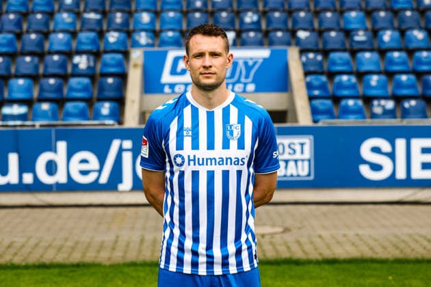Paul Jaeckel, 1. FC Magdeburg - 2. Fussball Bundesliga Porträttermin 2. BL 2026 2027 offizieller Fototermin 1. FC Magdeburg in der Avnet Arena in Magdeburg - Porträt, Portrait, Einzelbild, Deutschland, Fussball, Maenner, GER, 16.07.2026 *** Paul Jaeckel, 1. FC Magdeburg, 2. Bundesliga, portrait session, 2026–2027 season, official photo shoot, 1. FC Magdeburg at the Avnet Arena in Magdeburg, portrait, individual photo, Germany, soccer, Men, GER, July 16, 2026 Christian Schroedter