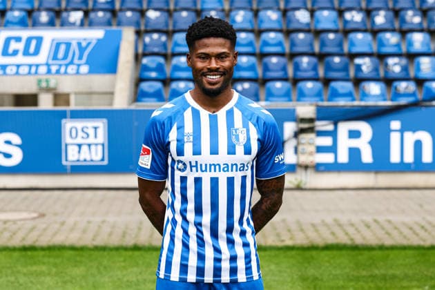 Moritz Broni Kwarteng 1. FC Magdeburg - 2. Fussball Bundesliga Porträttermin 2. BL 2026 2027 offizieller Fototermin 1. FC Magdeburg in der Avnet Arena in Magdeburg - Porträt, Portrait, Einzelbild, Deutschland, Fussball, Maenner, GER, 16.07.2026 *** Moritz Broni Kwarteng 1 FC Magdeburg 2 Bundesliga Soccer Portrait Session 2 BL 2026–2027 Official Photo Session 1 FC Magdeburg at the Avnet Arena in Magdeburg Portrait, Individual Photo, Germany, Soccer, Men, GER, July 16, 2026 Christian Schroedter