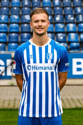 Alexander Ahl Holmström, 1. FC Magdeburg - 2. Fussball Bundesliga Porträttermin 2. BL 2026 2027 offizieller Fototermin 1. FC Magdeburg in der Avnet Arena in Magdeburg - Porträt, Portrait, Einzelbild, Deutschland, Fussball, Maenner, GER, 16.07.2026 *** Alexander Ahl Holmström, 1. FC Magdeburg, 2. Bundesliga, portrait session, 2026–2027 season, official photo shoot for 1. FC Magdeburg at the Avnet Arena in Magdeburg, portrait, individual photo, Germany, soccer, Men, GER, July 16, 2026 Christian Schroedter