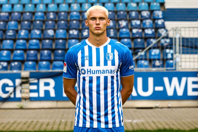 Kevin Manthey, 1. FC Magdeburg - 2. Fussball Bundesliga Porträttermin 2. BL 2026 2027 offizieller Fototermin 1. FC Magdeburg in der Avnet Arena in Magdeburg - Porträt, Portrait, Einzelbild, Deutschland, Fussball, Maenner, GER, 16.07.2026 *** Kevin Manthey, 1. FC Magdeburg, 2. Bundesliga, portrait session, 2026–2027 season, official photo shoot, 1. FC Magdeburg at the Avnet Arena in Magdeburg, portrait, individual photo, Germany, soccer, Men, GER, July 16, 2026 Christian Schroedter