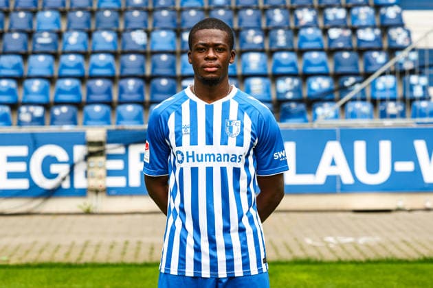 Pierre Nadjombe, 1. FC Magdeburg - 2. Fussball Bundesliga Porträttermin 2. BL 2026 2027 offizieller Fototermin 1. FC Magdeburg in der Avnet Arena in Magdeburg - Porträt, Portrait, Einzelbild, Deutschland, Fussball, Maenner, GER, 16.07.2026 *** Pierre Nadjombe, 1. FC Magdeburg, 2. Bundesliga, portrait session, 2026–2027 season, official photo shoot, 1. FC Magdeburg at the Avnet Arena in Magdeburg, portrait, individual photo, Germany, soccer, Men, GER, July 16, 2026 Christian Schroedter