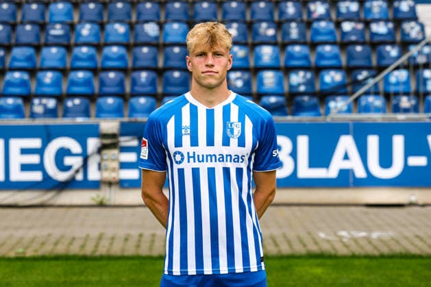 Leon Mergner, 1. FC Magdeburg - 2. Fussball Bundesliga Porträttermin 2. BL 2026 2027 offizieller Fototermin 1. FC Magdeburg in der Avnet Arena in Magdeburg - Porträt, Portrait, Einzelbild, Deutschland, Fussball, Maenner, GER, 16.07.2026 *** Leon Mergner, 1. FC Magdeburg, 2. Bundesliga, portrait session, 2026–2027 season, official photo shoot for 1. FC Magdeburg at the Avnet Arena in Magdeburg, portrait, individual photo, Germany, soccer, Men, GER, July 16, 2026 Christian Schroedter