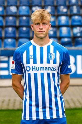 Leon Mergner, 1. FC Magdeburg - 2. Fussball Bundesliga Porträttermin 2. BL 2026 2027 offizieller Fototermin 1. FC Magdeburg in der Avnet Arena in Magdeburg - Porträt, Portrait, Einzelbild, Deutschland, Fussball, Maenner, GER, 16.07.2026 *** Leon Mergner, 1. FC Magdeburg, 2. Bundesliga, portrait session, 2026–2027 season, official photo shoot for 1. FC Magdeburg at the Avnet Arena in Magdeburg, portrait, individual photo, Germany, soccer, Men, GER, July 16, 2026 Christian Schroedter