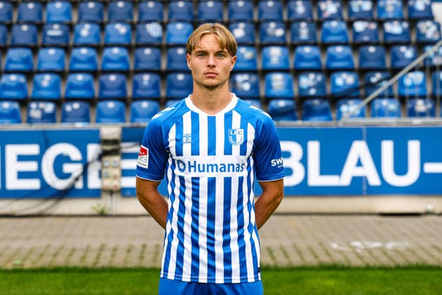Magnus Baars, 1. FC Magdeburg - 2. Fussball Bundesliga Porträttermin 2. BL 2026 2027 offizieller Fototermin 1. FC Magdeburg in der Avnet Arena in Magdeburg - Porträt, Portrait, Einzelbild, Deutschland, Fussball, Maenner, GER, 16.07.2026 *** Magnus Baars, 1 FC Magdeburg, 2nd Bundesliga, 2026–2027 season, official photo shoot, 1 FC Magdeburg at the Avnet Arena in Magdeburg, portrait, individual photo, Germany, soccer, Men, GER, July 16, 2026 Christian Schroedter