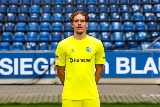 Torwart Tjark Möbius, 1. FC Magdeburg - 2. Fussball Bundesliga Porträttermin 2. BL 2026 2027 offizieller Fototermin 1. FC Magdeburg in der Avnet Arena in Magdeburg - Porträt, Portrait, Einzelbild, Deutschland, Fussball, Maenner, GER, 16.07.2026 *** Goalkeeper Tjark Möbius, 1. FC Magdeburg, 2. Bundesliga, portrait session, 2026–2027 season, official photo shoot, 1. FC Magdeburg at the Avnet Arena in Magdeburg, portrait, individual photo, Germany, soccer, Men, GER, July 16, 2026 Christian Schroedter