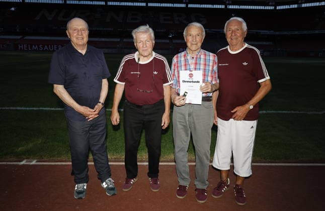 Horst Leupold, Stefan Steff Reisch, Josef Joe Zenger, Heiner Heini Müller, Club-Legenden, Meisterspieler FCN 1961 beim Ehrungsabend 2026 des 1. FCN Dachverein e.V. im Max-Morlock-Stadion. Nürnberg, 16.07.2026 Nürnberg Max Morlock Stadion Bayern D *** Horst Leupold, Stefan Steff Reisch, Josef Joe Zenger, Heiner Heini Müller, Club Legends, FCN 1961 championship players at the 2026 tribute evening hosted by 1 FCN Dachverein e.V. at the Max Morlock Stadium in Nuremberg, July 16, 2026, Nuremberg, Max Morlock Stadium, Bavaria, Germany Copyright: xAgenturxMatthiasxWehnertx xReinhardxZichyx