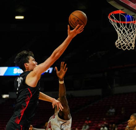 (260717) -- LAS VEGAS, July 17, 2026 -- Yang Hansen (L) of Portland Trail Blazers goes for a layup during the match between Portland Trail Blazers and Denver Nuggets at the 2026 NBA, Basketball Herren, USA Summer League in Las Vegas, the United States, July 16, 2026. (Photo by Xinhua) (SP)U.S.-LAS VEGAS-BASKETBALL-NBA SUMMER LEAGUE-TRAIL BLAZERS VS NUGGETS SunxYuxuan 