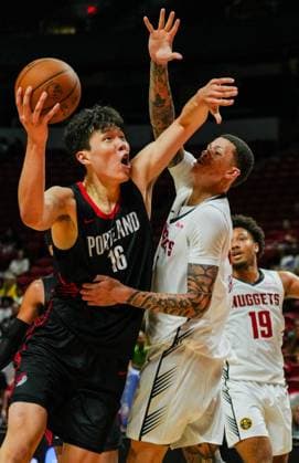 (260717) -- LAS VEGAS, July 17, 2026 -- Yang Hansen (L) of Portland Trail Blazers goes for a layup during the match between Portland Trail Blazers and Denver Nuggets at the 2026 NBA, Basketball Herren, USA Summer League in Las Vegas, the United States, July 16, 2026. (Photo by Xinhua) (SP)U.S.-LAS VEGAS-BASKETBALL-NBA SUMMER LEAGUE-TRAIL BLAZERS VS NUGGETS SunxYuxuan 