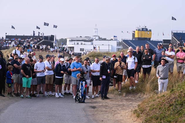 Keegan Bradley (USA) in trouble off the 1st tee as he has to drop onto a walkway and play over the greenskeepers compound 154th Open Golf Championships, Royal Birkdale, Southport, UK - 17 Jul 2026Southport Royal Birkdale United Kingdom  Copyright: xGreigxCowie Shutterstockx 16988294ac