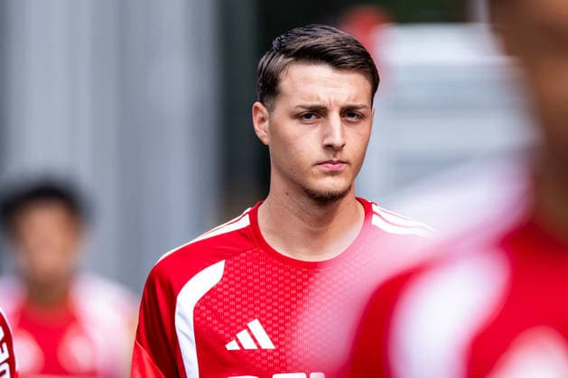 COLOGNE, GERMANY - JULY 17: Malek El Mala (1. FC Koeln, 19) arriving at the trainings pitch during a training session of season 2026 27 at Geissbockheim on July 17, 2026 in Cologne, Germany. North Rhine Westphalia Germany Copyright: xSteffiexWunderlx