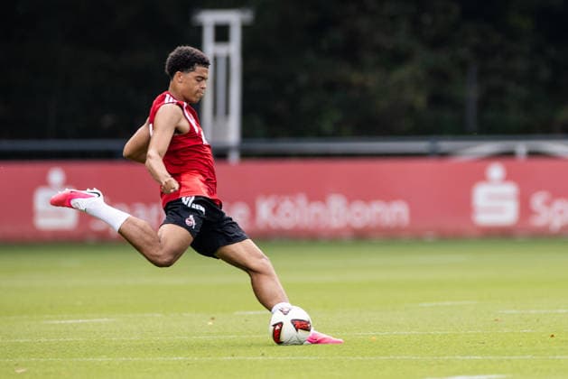 COLOGNE, GERMANY - JULY 17: Jahmai Simpson-Pusey (1. FC Koeln, 22) controls the ball during a training session of season 2026 27 at Geissbockheim on July 17, 2026 in Cologne, Germany. North Rhine Westphalia Germany Copyright: xSteffiexWunderlx