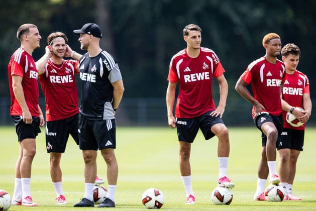 COLOGNE, GERMANY - JULY 17: Said El Mala (1. FC Koeln, 13) and Jan Thielmann (1. FC Koeln, 29) talking to Rene Wagner (Head Coach 1. FC Koeln), Malek El Mala (1. FC Koeln, 19) during a training session of season 2026 27 at Geissbockheim on July 17, 2026 in Cologne, Germany. North Rhine Westphalia Germany Copyright: xSteffiexWunderlx