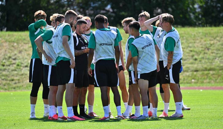 18.07.2026 - Fussball - 2. Bundesliga - Saison 2026 2027 - SpVgg Greuther Fürth Fuerth - Trainingslager Bad Wörishofen - - xwoxzix - Aleksandro Petrovic ( Co-Trainer SpVgg Greuther Fürth ) spricht zu Mannschaft Team *** July 18, 2026 Soccer 2. Bundesliga 2026–2027 Season SpVgg Greuther Fürth Training Camp in Bad Wörishofen xwoxzix Aleksandro Petrovic, Assistant Coach of SpVgg Greuther Fürth, Speaks to the Team