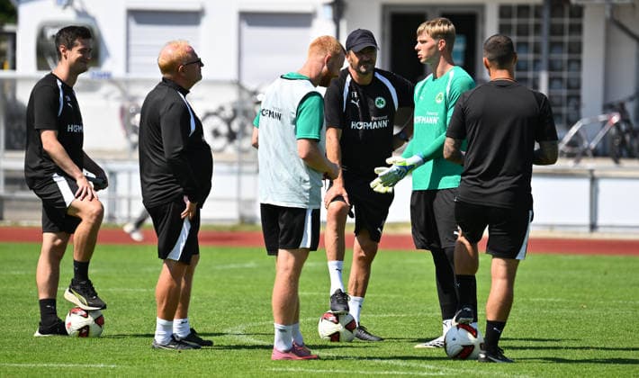 18.07.2026 - Fussball - 2. Bundesliga - Saison 2026 2027 - SpVgg Greuther Fürth Fuerth - Trainingslager Bad Wörishofen - - xwoxzix - von links : Simon Hofmann ( Videoanalyse SpVgg Greuther Fürth ) Heiko Vogel ( Trainer SpVgg Greuther Fürth ) Paul Will (13, SpVgg Greuther Fürth ) Frank Kackert (Torwarttrainer SpVgg Greuther Fürth ) Florian Hellstern (1, SpVgg Greuther Fürth ) Aleksandro Petrovic ( Co-Trainer SpVgg Greuther Fürth ) *** July 18, 2026 Soccer 2. Bundesliga 2026–2027 Season SpVgg Greuther Fürth Fürth Training Camp in Bad Wörishofen xwoxzix (from left) Simon Hofmann Video Analysis SpVgg Greuther Fürth Heiko Vogel Head Coach SpVgg Greuther Fürth Paul Will 13, SpVgg Greuther Fürth Frank Kackert, goalkeeper coach for SpVgg Greuther Fürth Florian Hellstern 1, SpVgg Greuther Fürth Aleksandro Petrovic, assistant coach for SpVgg Greuther Fürth