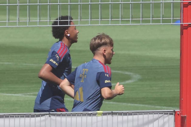 42 Lennart Karl und 30 Cassiano Kiala, laufen, Lauftraining, Reha-Training, Fussball FC Bayern München Training an der Säbenerstrasse 17.07.2026 FOTO: Mladen Lackovic LakoPress *** 42 Lennart Karl and 30 Cassiano Kiala, running, running training, rehab training, soccer, FC Bayern Munich training at Säbenerstrasse, July 17, 2026. PHOTO: Mladen Lackovic, LakoPress