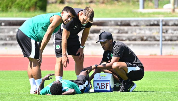 18.07.2026 - Fussball - 2. Bundesliga - Saison 2026 2027 - SpVgg Greuther Fürth Fuerth - Trainingslager Bad Wörishofen - - xwoxzix - Pepe Mendes (45, SpVgg Greuther Fürth ) angeschlagen am Boden - (16, SpVgg Greuther Fürth ) Dr. Stefan Söllner (Teamarzt SpVgg Greuther Fürth ) Benjamin Ngarambe (Physio SpVgg Greuther Fürth ) *** July 18, 2026 Soccer 2. Bundesliga 2026–2027 Season SpVgg Greuther Fürth Fürth Training Camp in Bad Wörishofen xwoxzix Pepe Mendes 45, SpVgg Greuther Fürth injured on the ground 16, SpVgg Greuther Fürth Dr. Stefan Söllner, team doctor for SpVgg Greuther Fürth; Benjamin Ngarambe, physical therapist for SpVgg Greuther Fürth