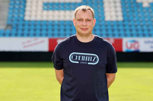 Chemnitz - Teamfoto Regionalliga Nordost Zeugwart Henry Buettner Büttner, Chemnitzer FC; Regionalliga Nordost,Ê Porträttermin, 2026 2027, , Chemnitz, 17.07.2026, Stadion an der Gellertstraße, Fußball, Regionalliga Nordost, Nur für journalistische Zwecke. Only for editorial use! , *** Chemnitz Team Photo, Northeast Regional League, Equipment Manager Henry Buettner, Chemnitzer FC, Northeast Regional League, Portrait Session, 2026–2027, , Chemnitz, July 17, 2026, Gellertstraße Stadium, soccer, Northeast Regional League, For editorial use only, Picture Point