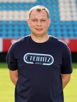 Chemnitz - Teamfoto Regionalliga Nordost Zeugwart Henry Buettner Büttner, Chemnitzer FC; Regionalliga Nordost,Ê Porträttermin, 2026 2027, , Chemnitz, 17.07.2026, Stadion an der Gellertstraße, Fußball, Regionalliga Nordost, Nur für journalistische Zwecke. Only for editorial use! , *** Chemnitz Team Photo, Northeast Regional League, Equipment Manager Henry Buettner, Chemnitzer FC, Northeast Regional League, Portrait Session, 2026–2027, , Chemnitz, July 17, 2026, Gellertstraße Stadium, soccer, Northeast Regional League, For editorial use only, Picture Point