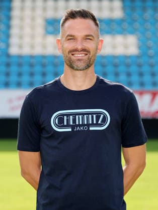 Chemnitz - Teamfoto Regionalliga Nordost Trainer Benjamin Duda, Chemnitzer FC; Regionalliga Nordost,Ê Porträttermin, 2026 2027, , Chemnitz, 17.07.2026, Stadion an der Gellertstraße, Fußball, Regionalliga Nordost, Nur für journalistische Zwecke. Only for editorial use! , *** Chemnitz Team Photo, Northeast Regional League; Coach Benjamin Duda, Chemnitzer FC, Northeast Regional League; Portrait Session, 2026–2027, , Chemnitz, July 17, 2026, Gellertstraße Stadium, soccer, Northeast Regional League, For editorial use only, Picture Point