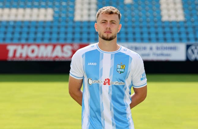 Chemnitz - Teamfoto Regionalliga Nordost Justin Gröger Groeger (2, Chemnitz), Chemnitzer FC; Regionalliga Nordost,Ê Porträttermin, 2026 2027, , Chemnitz, 17.07.2026, Stadion an der Gellertstraße, Fußball, Regionalliga Nordost, Nur für journalistische Zwecke. Only for editorial use! , *** Chemnitz Team Photo, Northeast Regional League, Justin Gröger Groeger 2, Chemnitz, Chemnitzer FC, Northeast Regional League, portrait session, 2026–2027, , Chemnitz, July 17, 2026, Gellertstraße Stadium, soccer, Northeast Regional League, For editorial use only, Picture Point