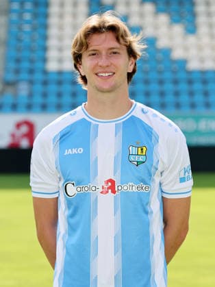 Chemnitz - Teamfoto Regionalliga Nordost Samuel Biven (8, Chemnitz), Chemnitzer FC; Regionalliga Nordost,Ê Porträttermin, 2026 2027, , Chemnitz, 17.07.2026, Stadion an der Gellertstraße, Fußball, Regionalliga Nordost, Nur für journalistische Zwecke. Only for editorial use! , *** Chemnitz Team Photo, Northeast Regional League, Samuel Biven 8, Chemnitz, Chemnitzer FC, Northeast Regional League, Portrait Session, 2026–2027, , Chemnitz, July 17, 2026, Gellertstraße Stadium, soccer, Northeast Regional League, For journalistic purposes only, Picture Point