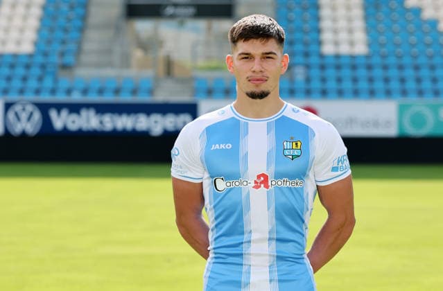 Chemnitz - Teamfoto Regionalliga Nordost Maurizio Grimaldi (23, Chemnitz), Chemnitzer FC; Regionalliga Nordost,Ê Porträttermin, 2026 2027, , Chemnitz, 17.07.2026, Stadion an der Gellertstraße, Fußball, Regionalliga Nordost, Nur für journalistische Zwecke. Only for editorial use! , *** Chemnitz Team Photo, Northeast Regional League, Maurizio Grimaldi, 23, Chemnitz, Chemnitzer FC, Northeast Regional League, Portrait Session, 2026–2027, , Chemnitz, July 17, 2026, Gellertstraße Stadium, soccer, Northeast Regional League, For editorial use only, Picture Point