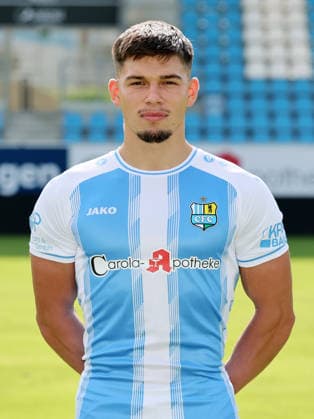 Chemnitz - Teamfoto Regionalliga Nordost Maurizio Grimaldi (23, Chemnitz), Chemnitzer FC; Regionalliga Nordost,Ê Porträttermin, 2026 2027, , Chemnitz, 17.07.2026, Stadion an der Gellertstraße, Fußball, Regionalliga Nordost, Nur für journalistische Zwecke. Only for editorial use! , *** Chemnitz Team Photo, Northeast Regional League, Maurizio Grimaldi, 23, Chemnitz, Chemnitzer FC, Northeast Regional League, Portrait Session, 2026–2027, , Chemnitz, July 17, 2026, Gellertstraße Stadium, soccer, Northeast Regional League, For editorial use only, Picture Point