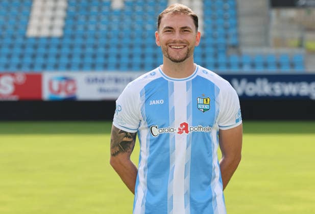 Chemnitz - Teamfoto Regionalliga Nordost Leonhard von Schroetter (28, Chemnitz), Chemnitzer FC; Regionalliga Nordost,Ê Porträttermin, 2026 2027, , Chemnitz, 17.07.2026, Stadion an der Gellertstraße, Fußball, Regionalliga Nordost, Nur für journalistische Zwecke. Only for editorial use! , *** Chemnitz Team Photo, Northeast Regional League, Leonhard von Schroetter, 28, Chemnitz, Chemnitzer FC, Northeast Regional League, portrait session, 2026–2027, , Chemnitz, July 17, 2026, Gellertstraße Stadium, soccer, Northeast Regional League, For editorial use only, Picture Point