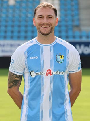 Chemnitz - Teamfoto Regionalliga Nordost Leonhard von Schroetter (28, Chemnitz), Chemnitzer FC; Regionalliga Nordost,Ê Porträttermin, 2026 2027, , Chemnitz, 17.07.2026, Stadion an der Gellertstraße, Fußball, Regionalliga Nordost, Nur für journalistische Zwecke. Only for editorial use! , *** Chemnitz Team Photo, Northeast Regional League, Leonhard von Schroetter, 28, Chemnitz, Chemnitzer FC, Northeast Regional League, portrait session, 2026–2027, , Chemnitz, July 17, 2026, Gellertstraße Stadium, soccer, Northeast Regional League, For editorial use only, Picture Point